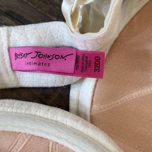 Never worn! Perfect lace bra - Picture 4 of 4